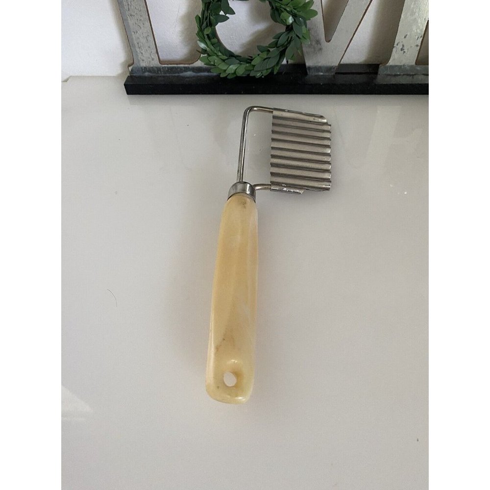 Vintage Vegetable Crinkle Cutter Potato Cheese Slicer Beige Plastic Handle EUC‎